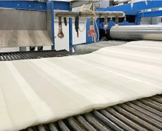 多重層敷き布団製造工程-06樹脂散布